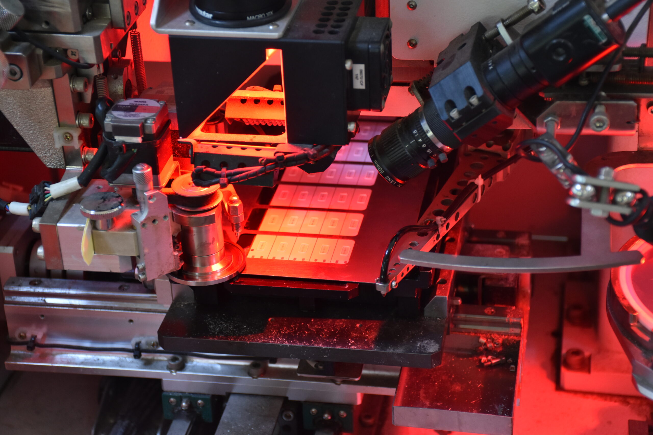 Laser equipment used in aquarium manufacturing.